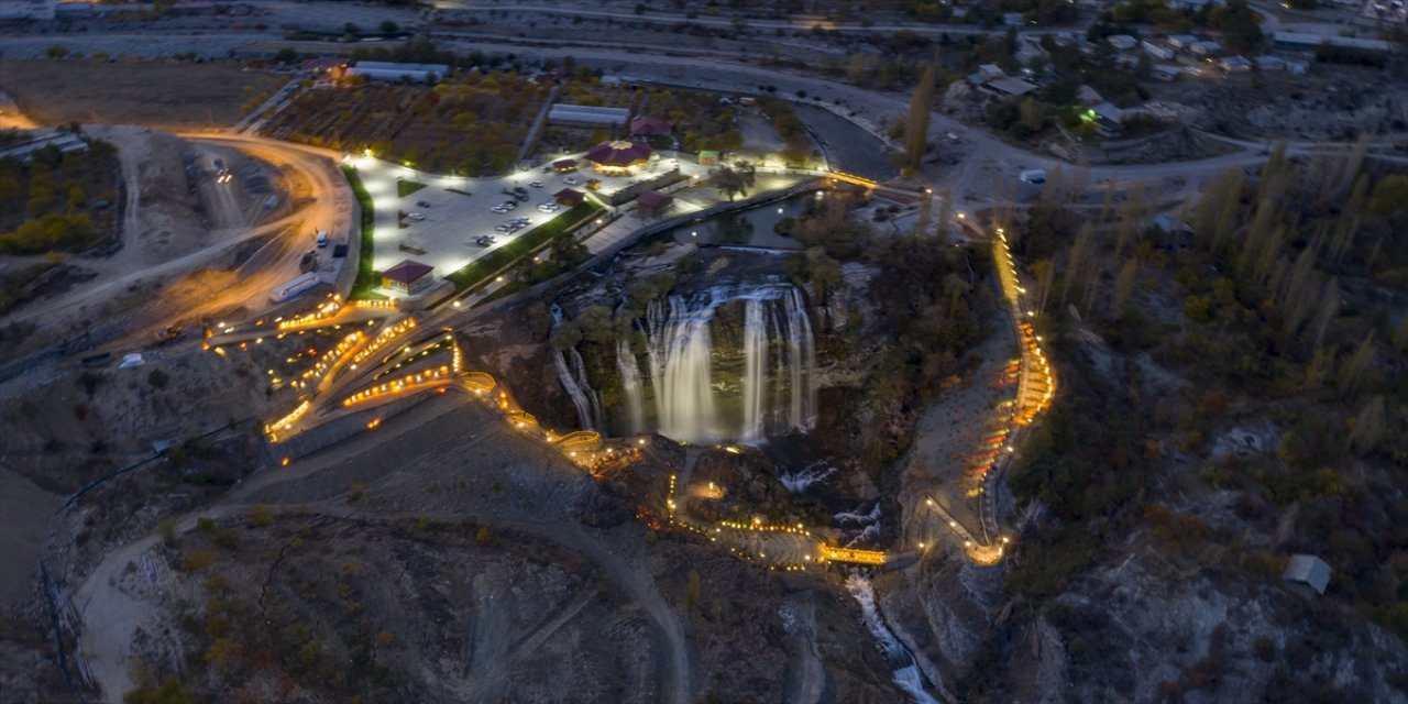 "Bozkırın turizm cenneti" gündüz beyaz örtüsü gece ışıl ışıl görüntüsüyle adeta büyülüyor
