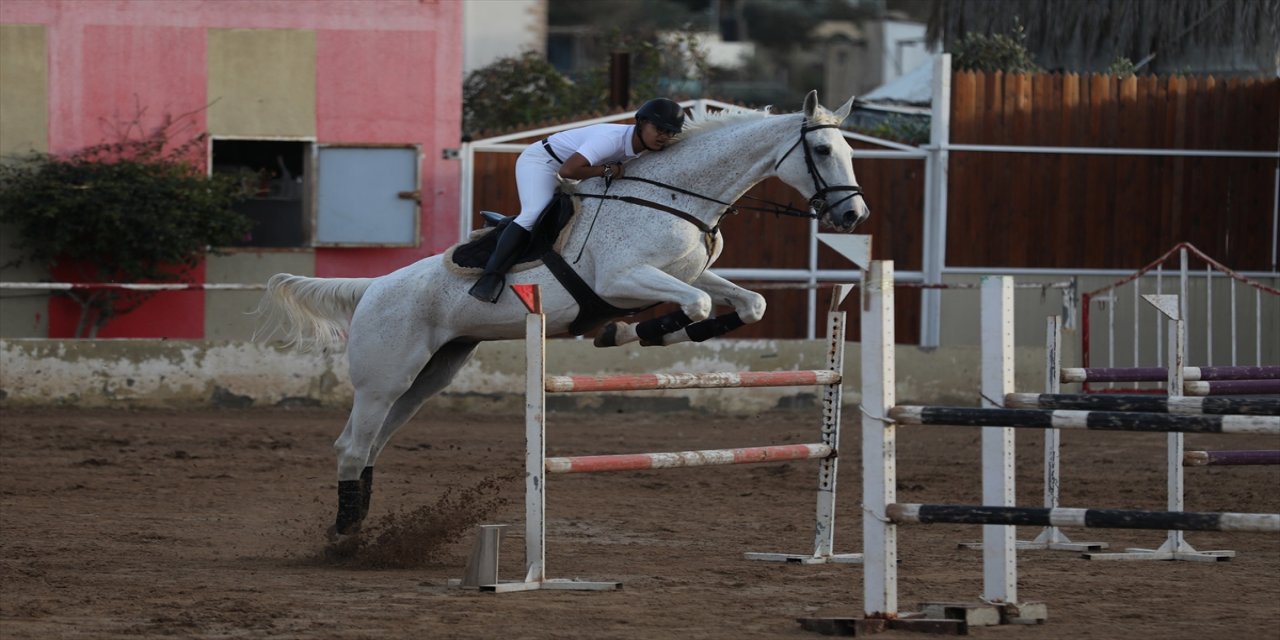 Gazze'de ilk kez düzenlenen engel atlama binicilik şampiyonası başladı
