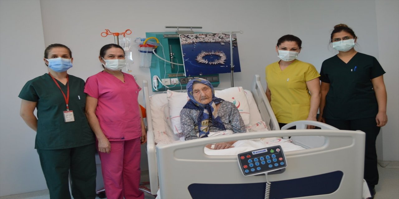 Muğla'da Kovid-19'u yenen 98 yaşındaki kadın taburcu edildi