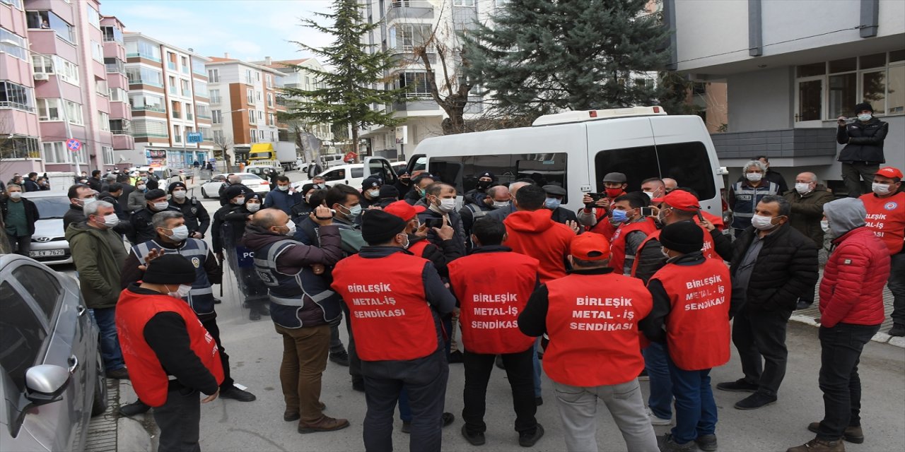 Çorum'da sendikaya üye oldukları için işten çıkarıldıklarını iddia eden işçiler işverenin evine yürüdü