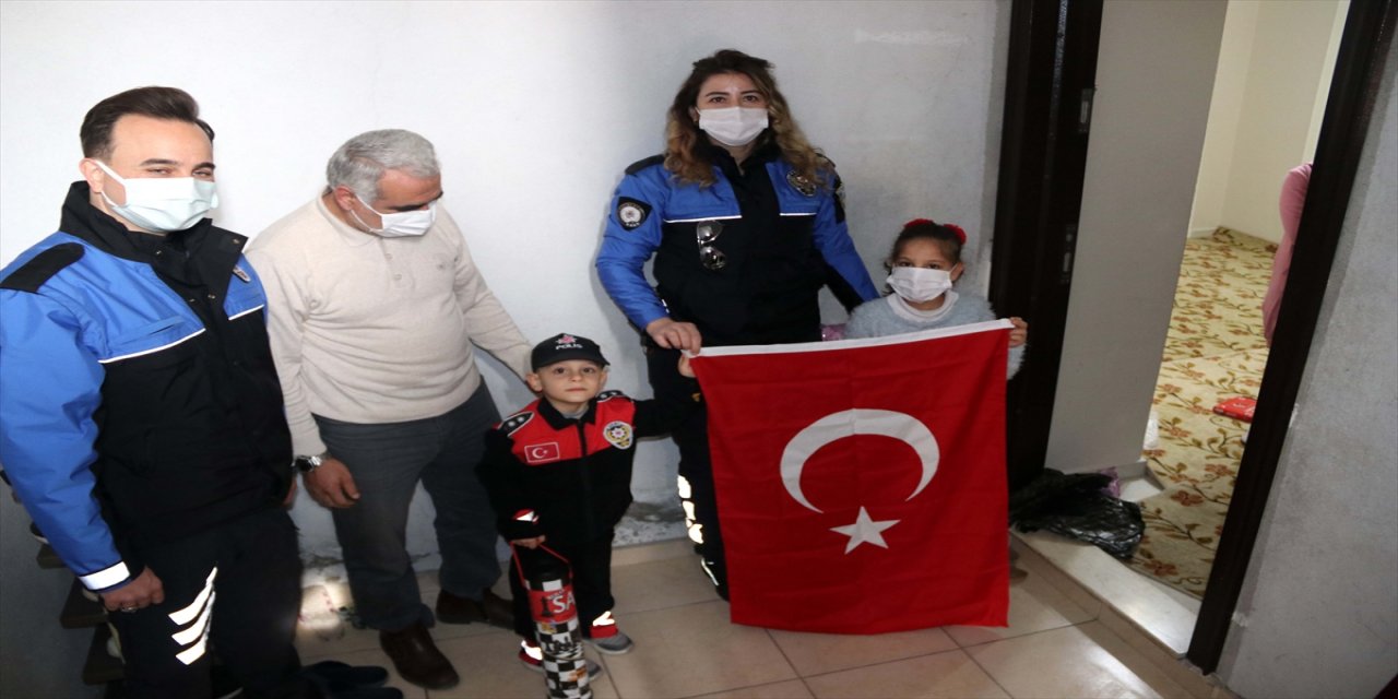 Şanlıurfa'da polislerle tanışmak isteyen 5 yaşındaki çocuğa sürpriz ziyaret