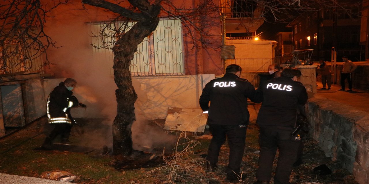 Bahçesindeki ağacı yakmaya çalışan bir kişi komşularının şikayetiyle gözaltına alındı