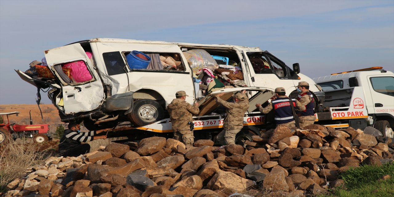 Şanlıurfa'da tarım işçilerini taşıyan minibüs devrildi: 11 yaralı