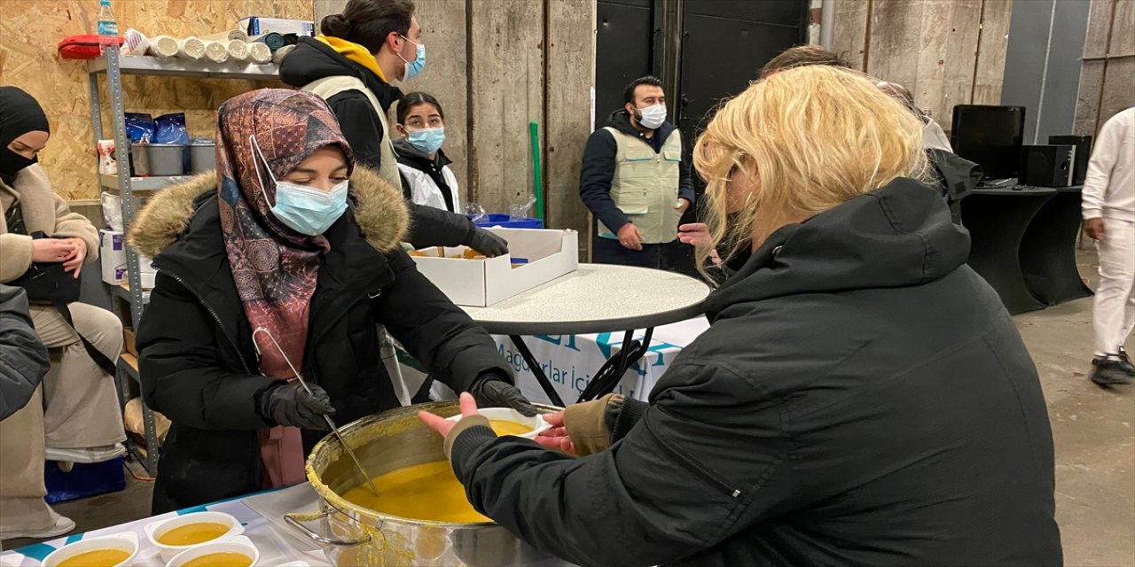Hollanda'da Müslümanlardan evsizlere sıcak çorba dağıtımı yapıldı