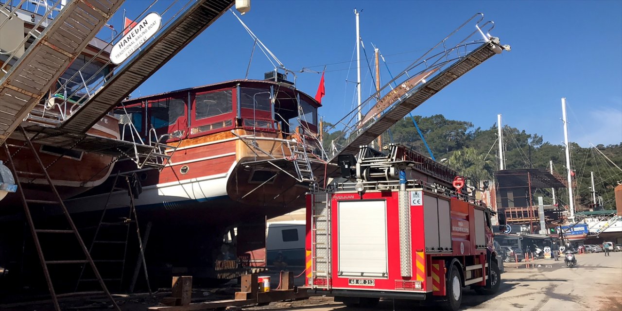 Fethiye'de tersaneden yükselen duman itfaiyeyi alarma geçirdi