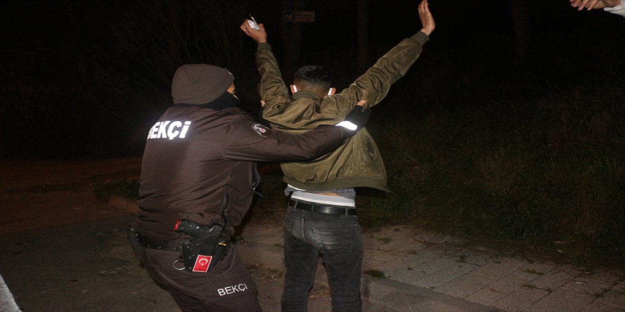 Adana'da bekçilerin şüphelendiği 3 kişide uyuşturucu çıktı