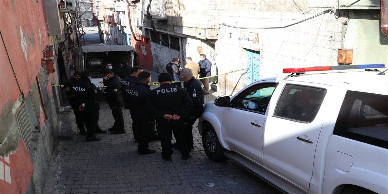 Gaziantep'te duvarın altında kalan inşaat işçisi öldü