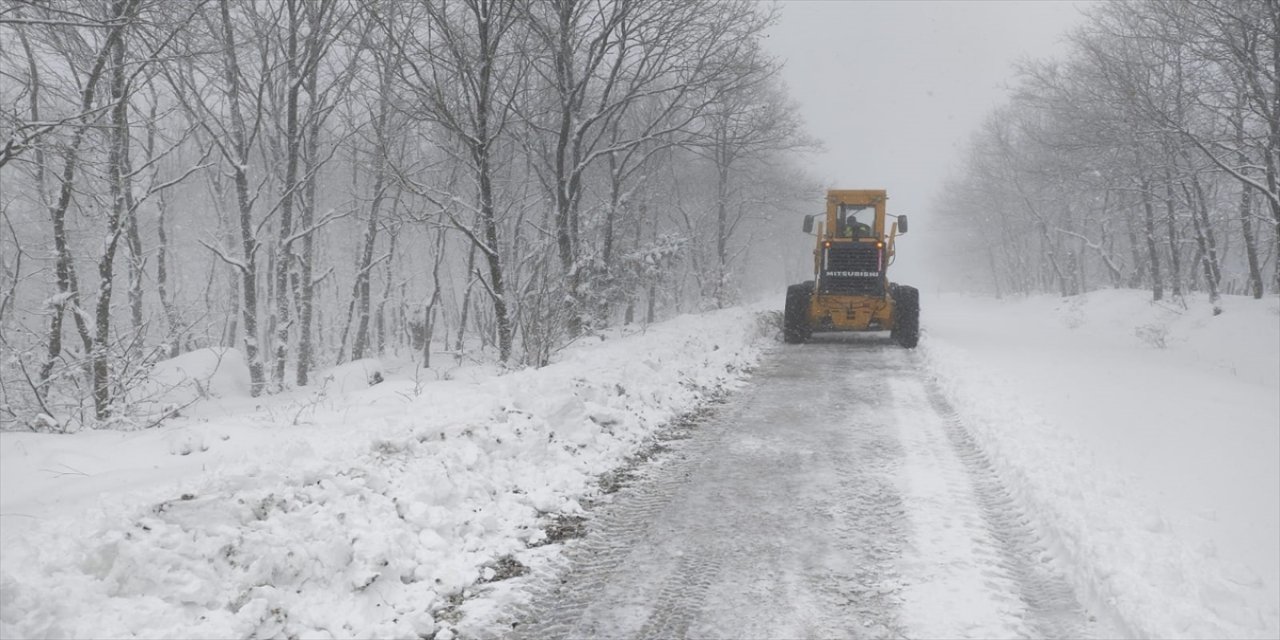 Balıkesir'de 57 mahalle yolu, kar nedeniyle ulaşıma kapandı