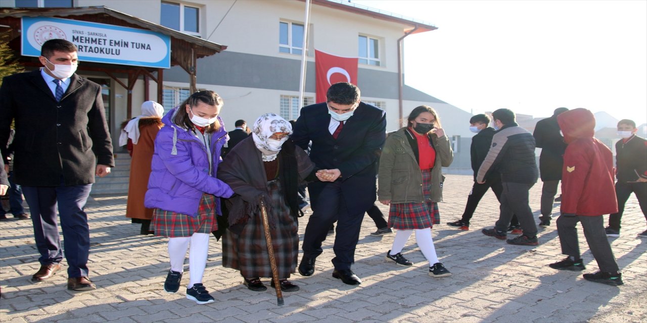 Bakan Selçuk'un "İstiklal Marşı" çağrısına destek veren asırlık çınar, öğrencilerin sevincine de ortak oldu