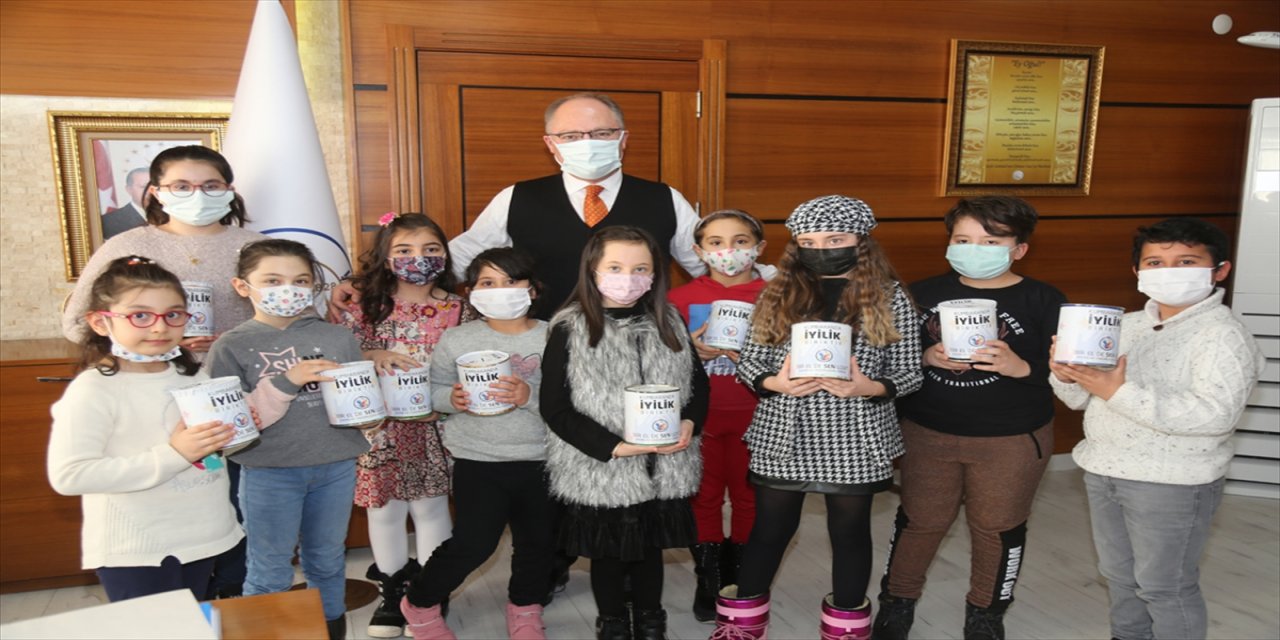 Sivas'ta ihtiyaç sahibi çocuklara yardım amacıyla "Kumbaranda İyilik Biriktir" projesi hayata geçirildi