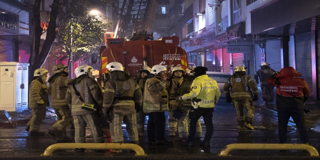 Zeytinburnu'nda bir binanın çatısında çıkan yangın söndürüldü