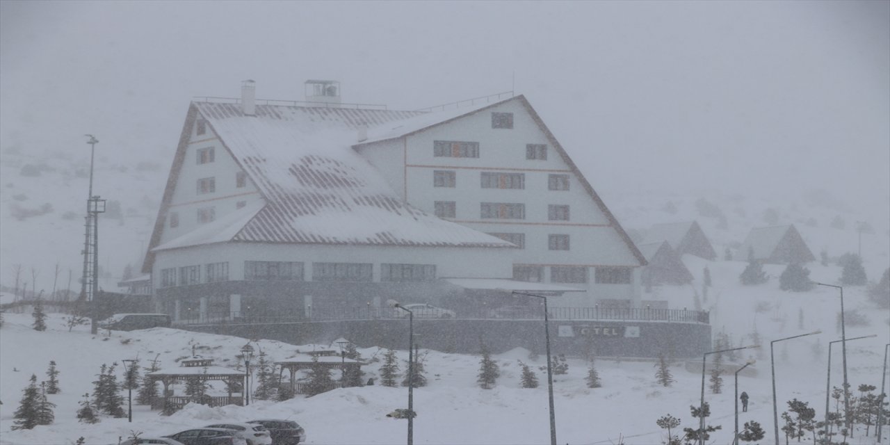 Yıldız Dağı Kayak Merkezi'nde kar kalınlığı 60 santimetreye ulaştı