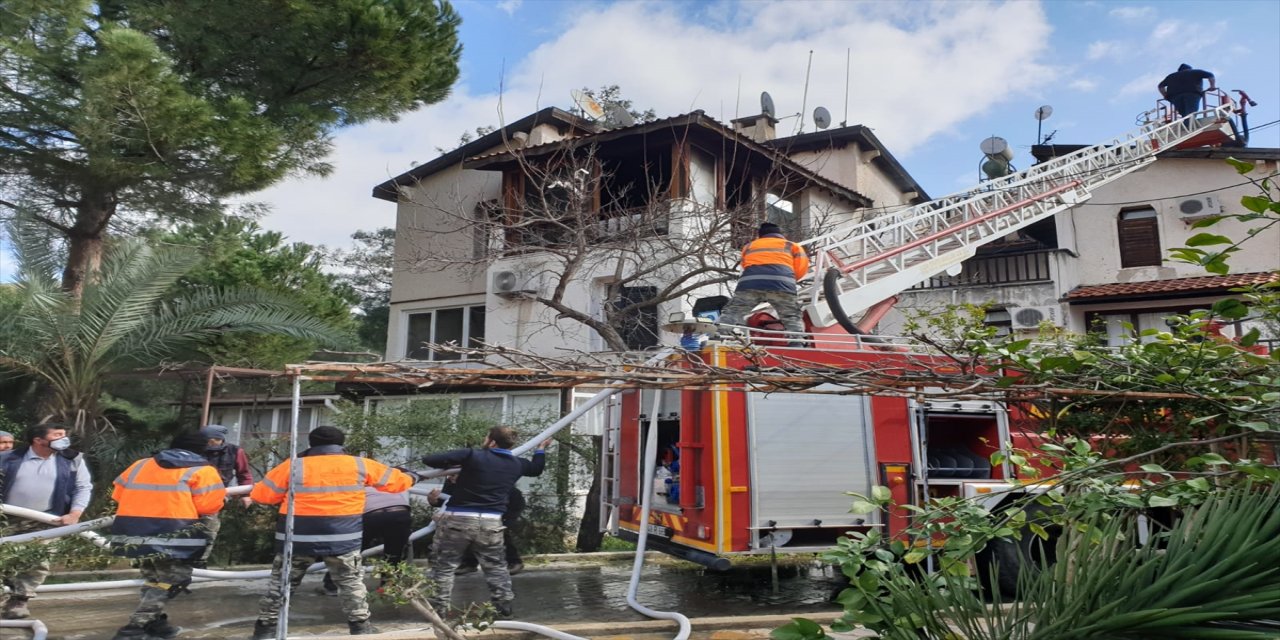 Muğla'da villanın çatısında çıkan yangın hasara yol açtı