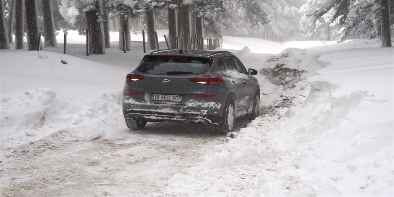 Kazdağları'nda karda mahsur kalan 30 araç kurtarıldı