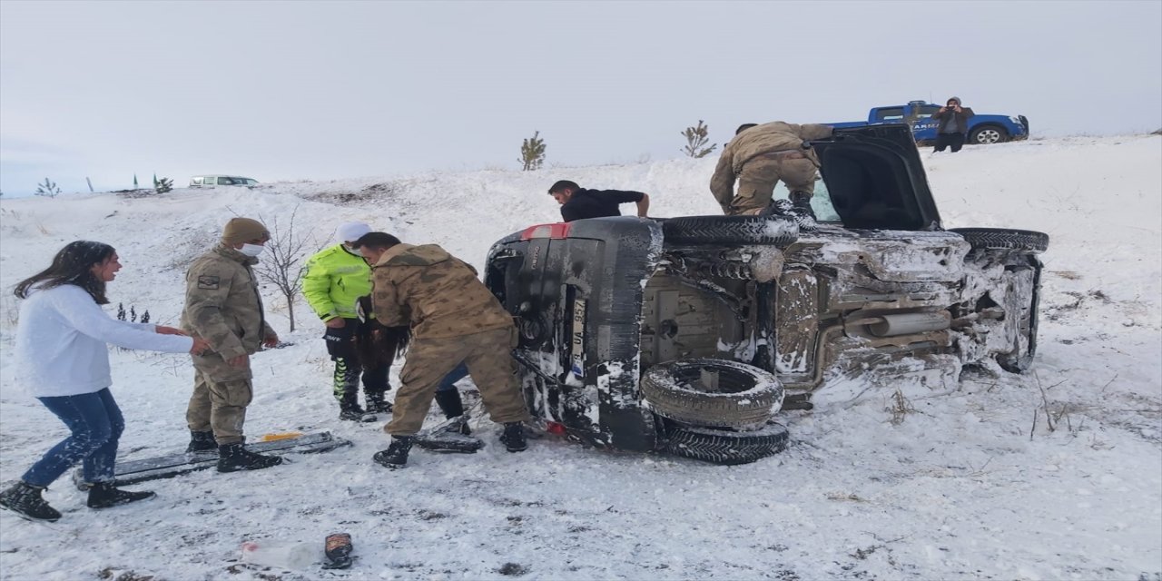 Sivas'ta şarampole devrilen otomobildeki 4 kişi yaralandı