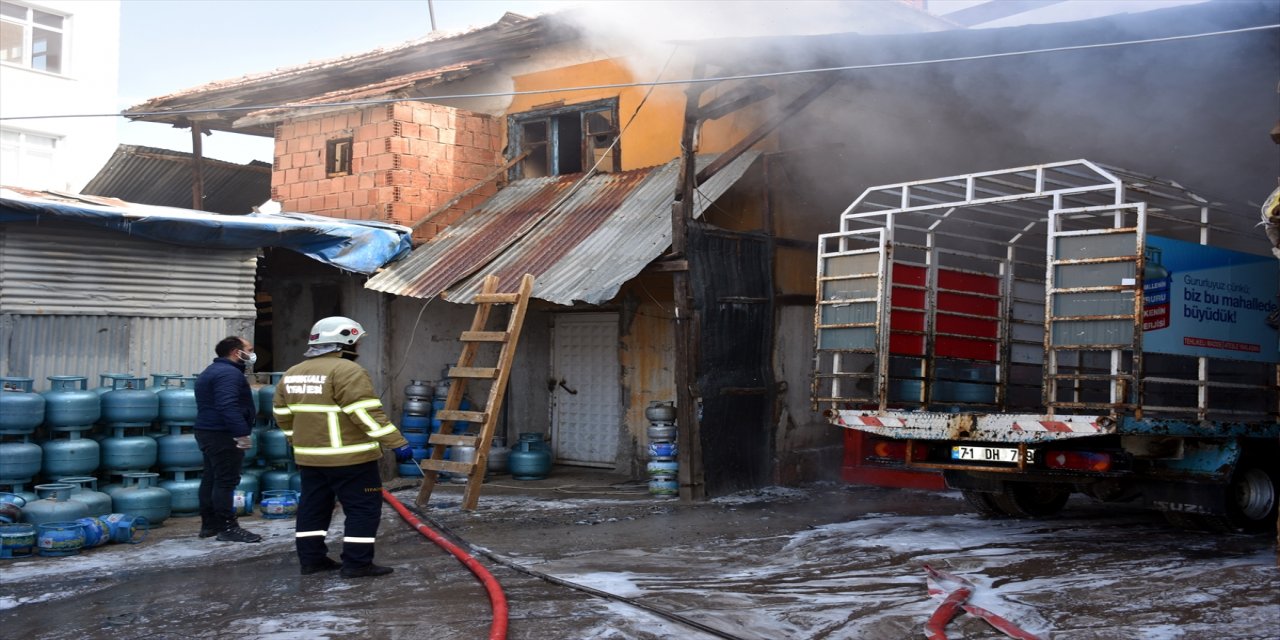 Kırıkkale'de tüp yüklü kamyonet yandı