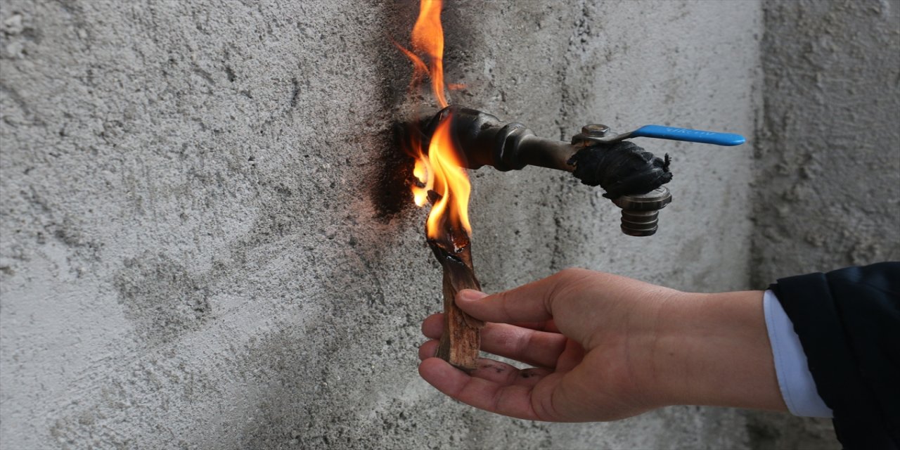 Sıcaklığın eksi 12 dereceye düştüğü Mudurnu'da dev buz sarkıtları oluştu