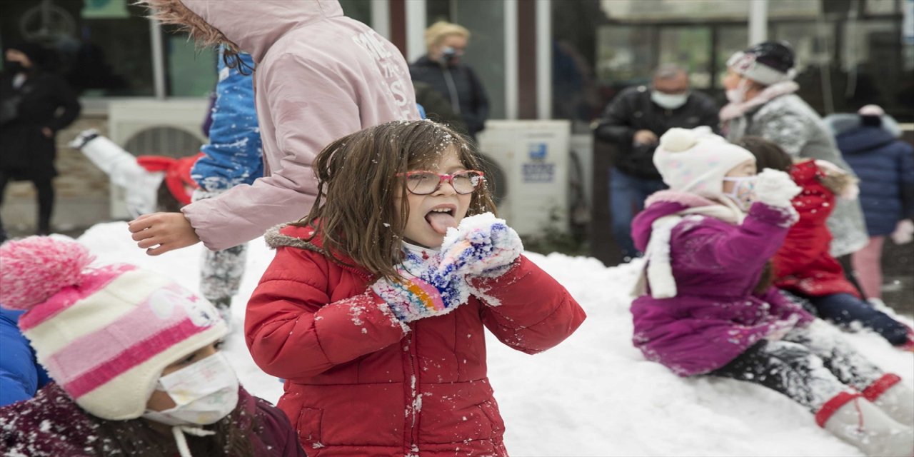 Kar hasreti çeken İzmirli çocuklar için kamyonla kar taşındı