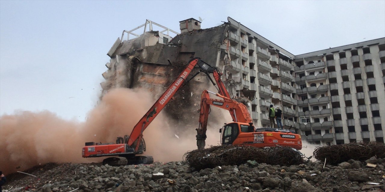 Rize'de kentsel dönüşüm projesi kapsamında bazı yapıların yıkımı sürüyor
