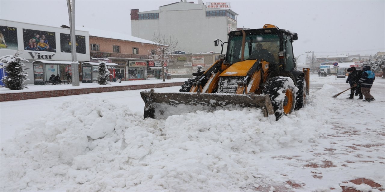Van'ın Erciş ilçesi kar yağışıyla beyaza büründü