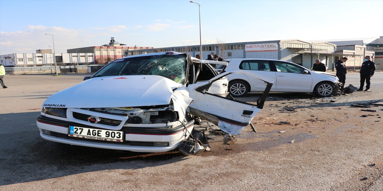 Gaziantep'te bir kişinin öldüğü 4 kişinin yaralandığı trafik kazası güvenlik kamerasınca kaydedildi