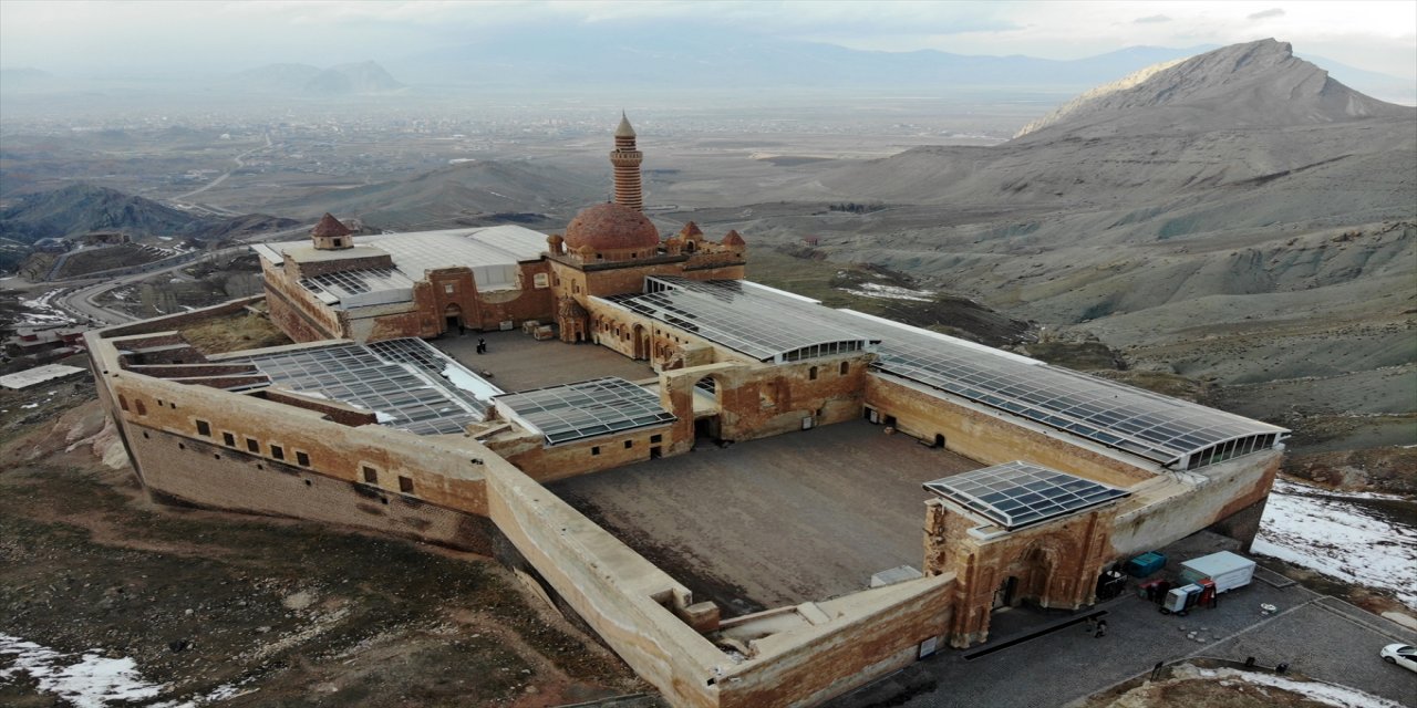 Gençlik ve Spor Bakanı Kasapoğlu, İshak Paşa Sarayı'nı ziyaret etti