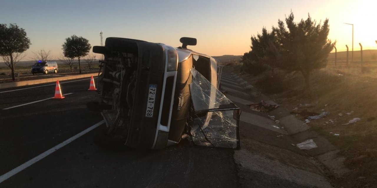 Şanlıurfa'da tarım işçilerini taşıyan minibüs devrildi: 12 yaralı