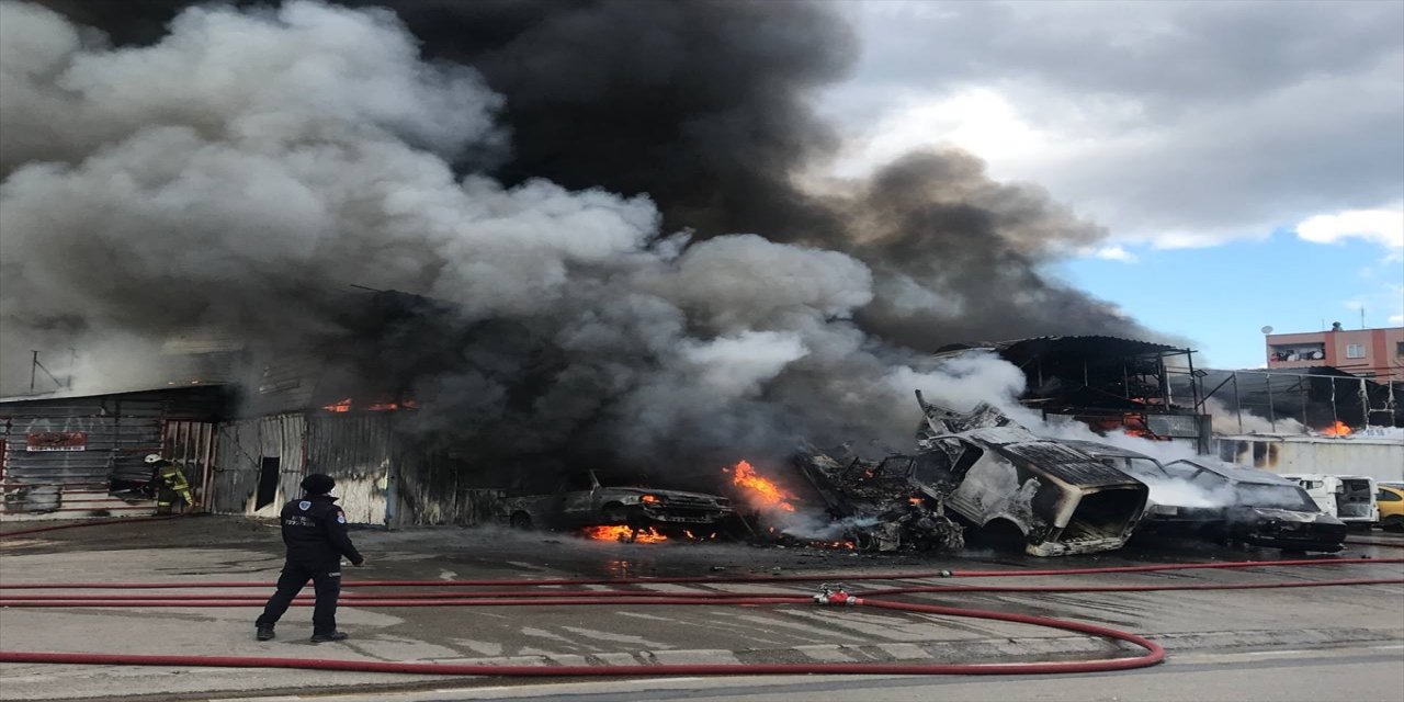 Bursa'da oto yedek parça dükkanında çıkan yangına müdahale ediliyor