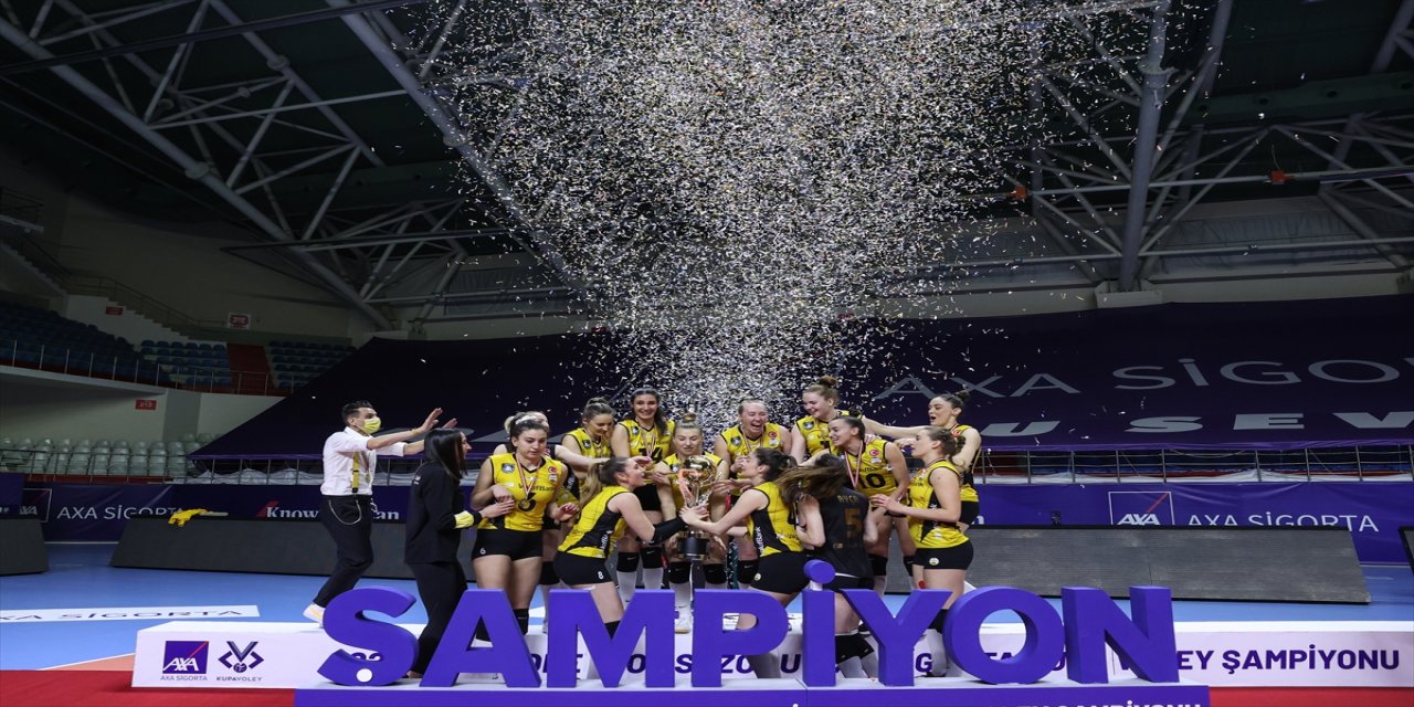 VakıfBank Kadın Voleybol Takımı kupasını aldı