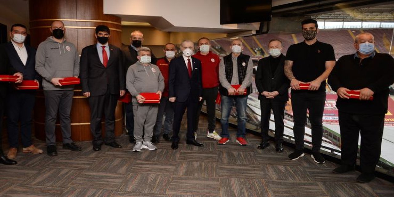 Galatasaray Kulübü Başkanı Mustafa Cengiz, erkek basketbol takımıyla bir araya geldi