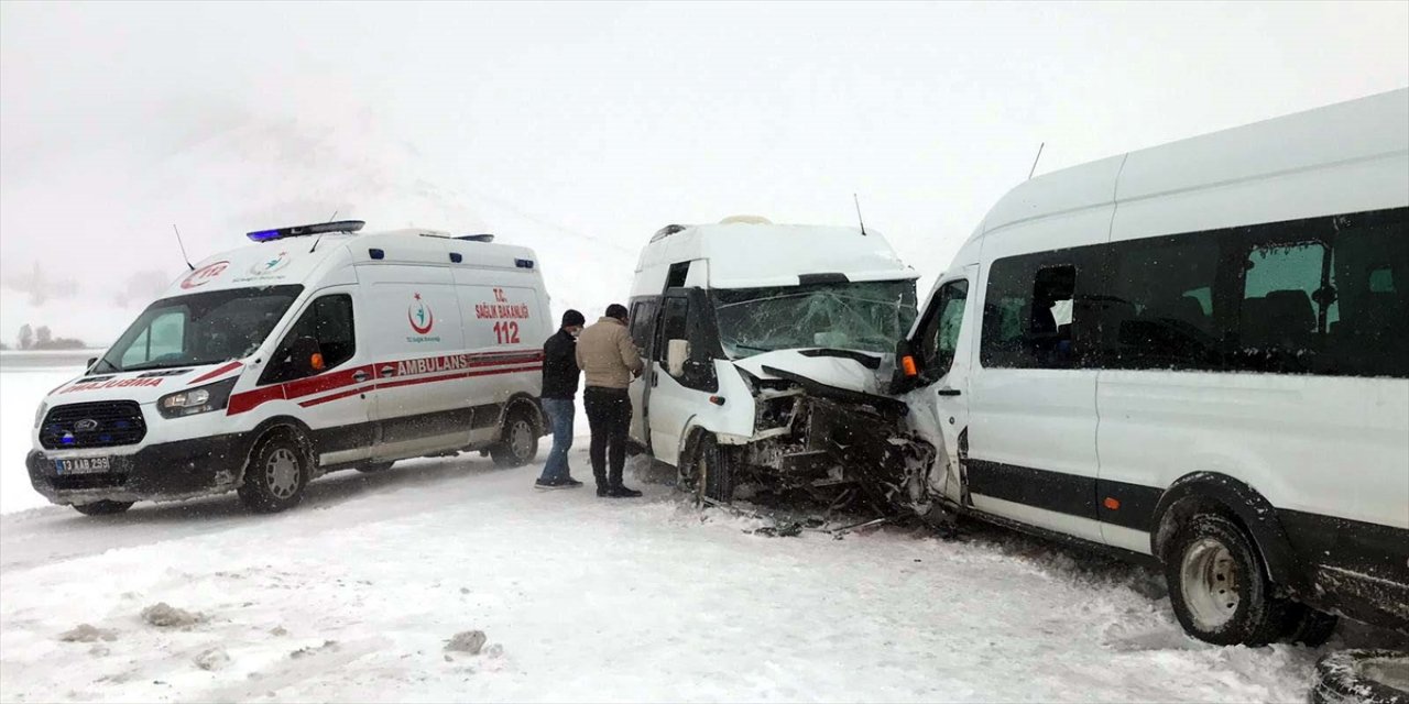 Tatvan'da 2 minibüsün çarpışması sonucu 17 kişi yaralandı