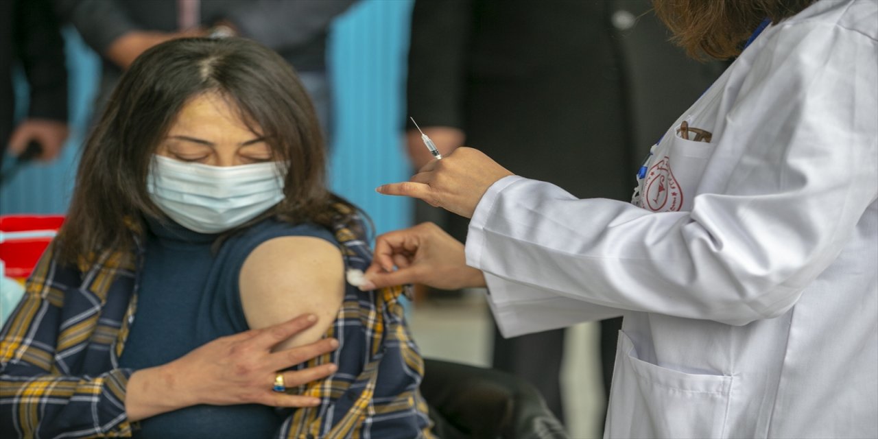 Tunus'ta Kovid-19 aşılama işlemi başladı