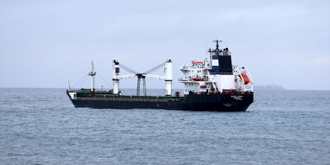 Bozcaada açıklarında karaya oturan Panama bayraklı kuru yük gemisi kurtarıldı