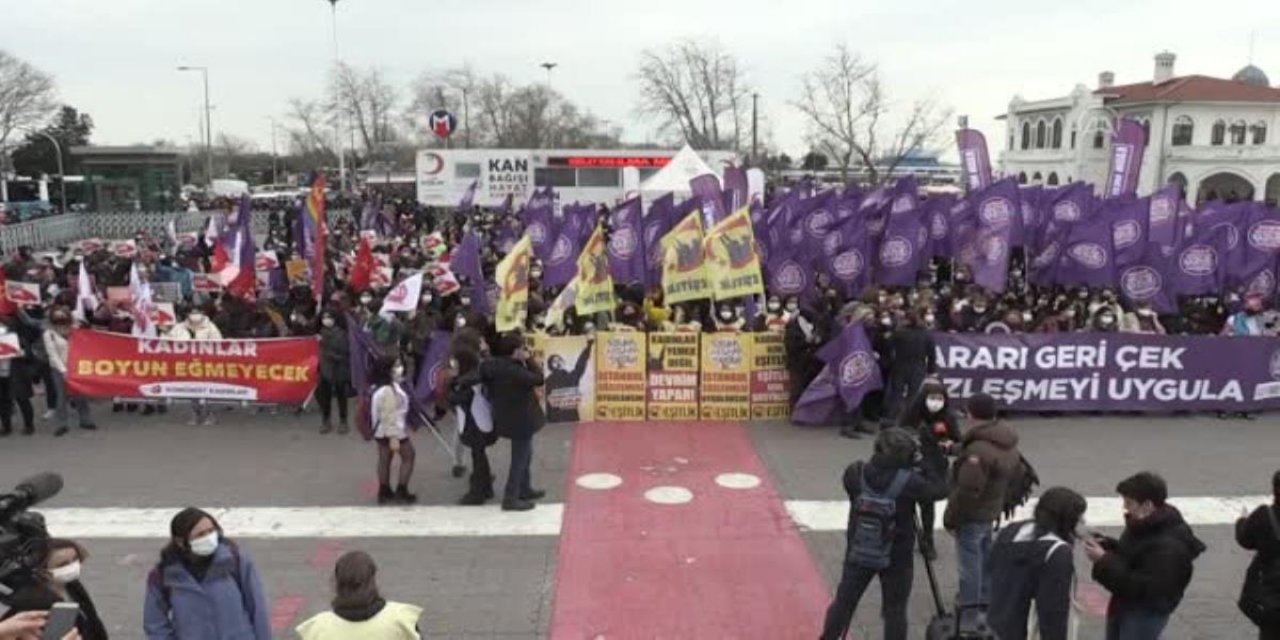 Türkiye’nin İstanbul Sözleşmesi’nden çekilmesi Kadıköy’de protesto edildi
