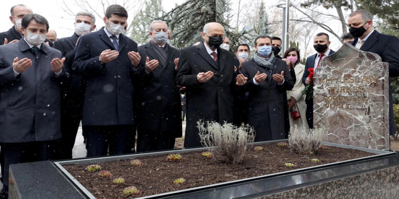 Bahçeli, partisinin yeni MYK ve MDK üyeleri ile Alparslan Türkeş'in anıt mezarını ziyaret etti