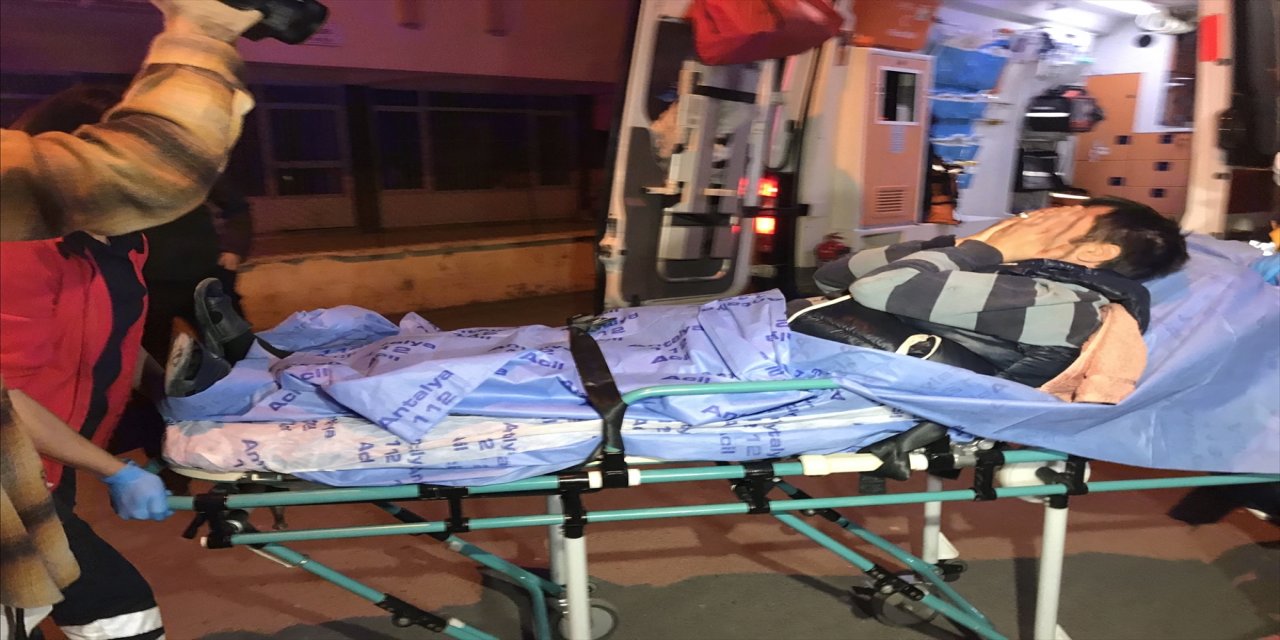 Antalya'da iki komşu birbirini bıçakladı