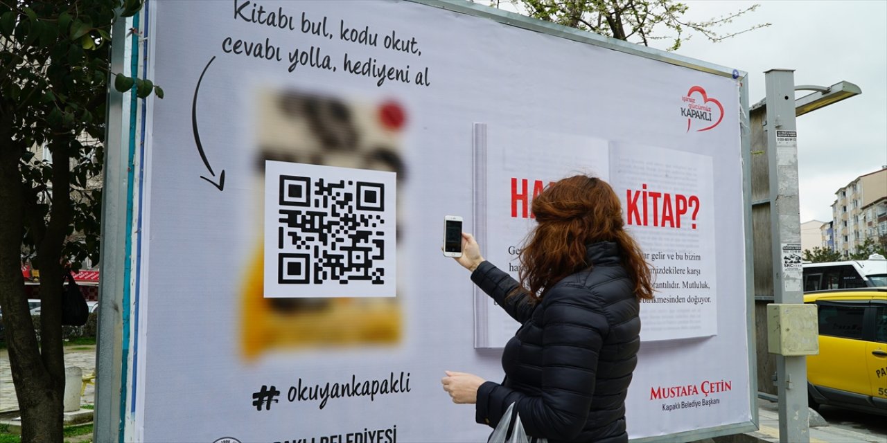 Tekirdağ'da billboardlarda bazı cümleleri ipucu olarak verilen eserlerin adını bilenlere kitap hediye edilecek