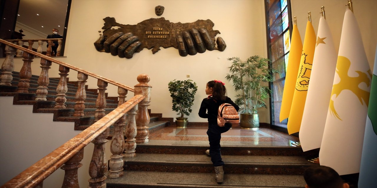 Milli Savunma Bakanı Akar, Anıtkabir'i görme hayali gerçek olan Hakkarili küçük Hira ile görüştü