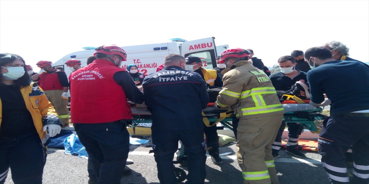 Balıkesir'de zincirleme trafik kazası: 1 ölü, 4 yaralı