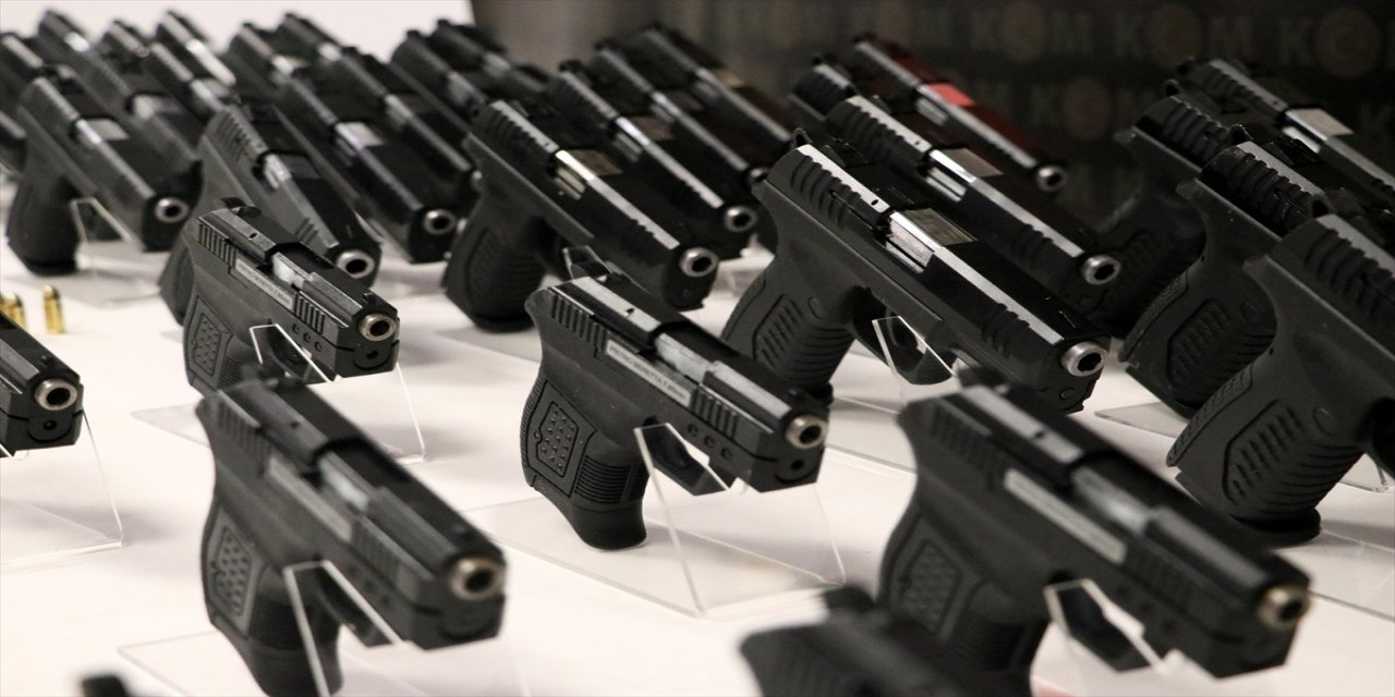 İzmir'de bir kamyonette 60 tabanca ele geçirildi, 4 şüpheli gözaltına alındı