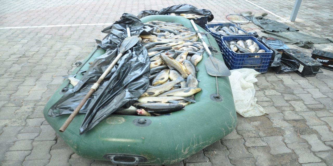 Kızılırmak'ta kaçak yollarla balık avlayan 3 şüpheli yakalandı