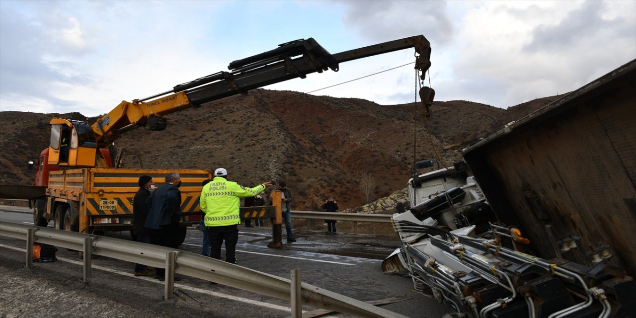 Vinç yüklü çekicinin devrilmesi sonucu tek yönlü kapanan Sivas-Kayseri kara yolu ulaşıma açıldı