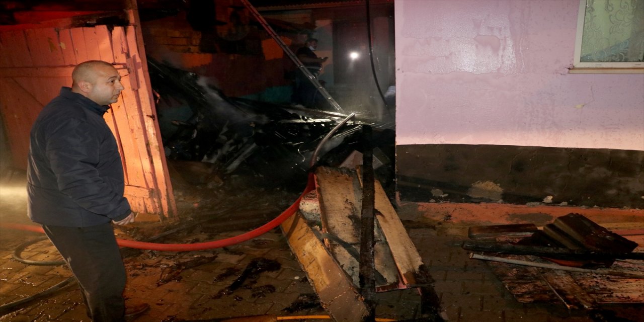 Edirne'de bir evin bahçesinde çıkan ve çevredeki evlere sıçrayan yangın söndürüldü