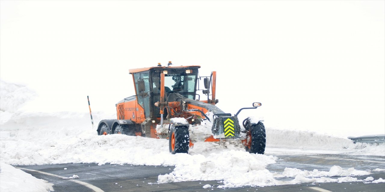 2 bin 885 rakımlı Palandöken Geçidi'nde nisanda yoğun karla mücadele çalışması yapıldı