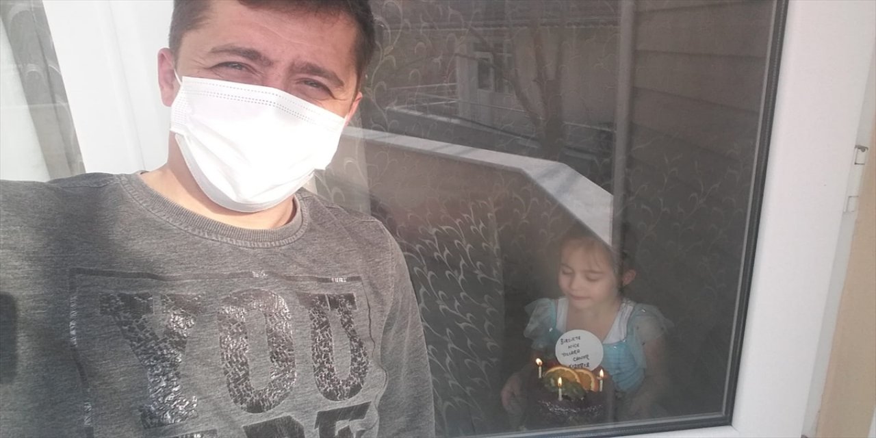 Zonguldak'ta karantinadaki itfaiye personeli, kızının doğum gününü camın arkasından kutladı