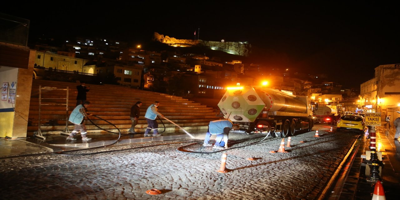 Mardin'de tarihi cadde ve sokaklar sabunlu suyla yıkandı
