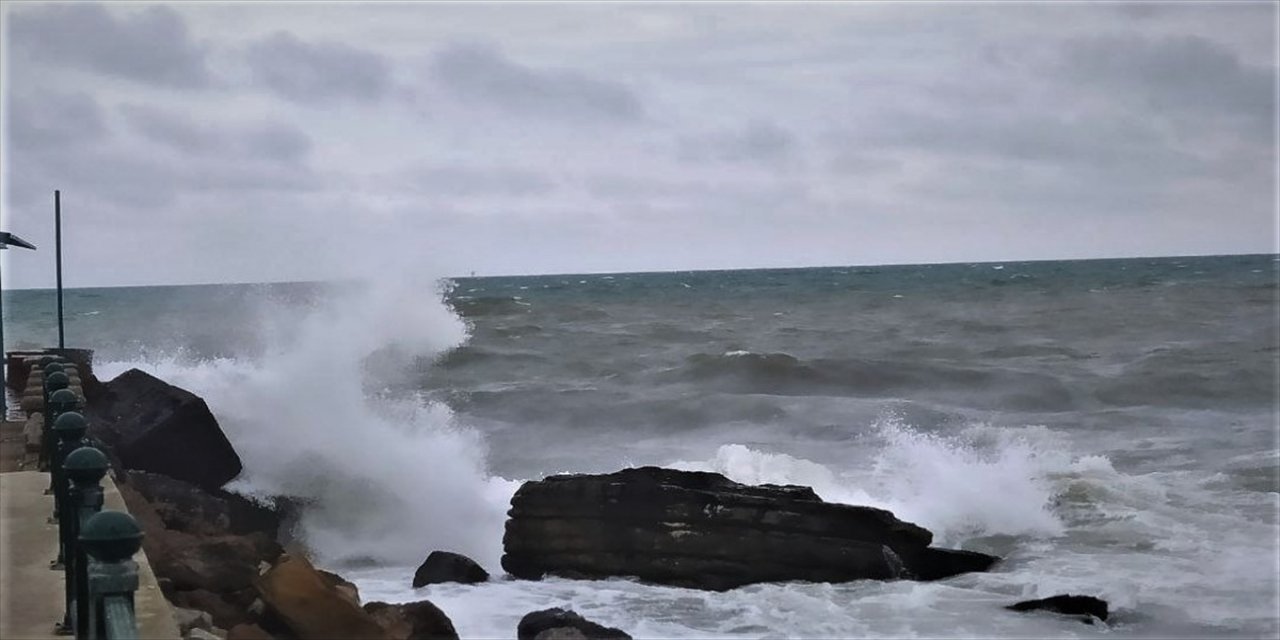 Düzce'de kuvvetli rüzgarda 4 metrelik dalgalar oluştu