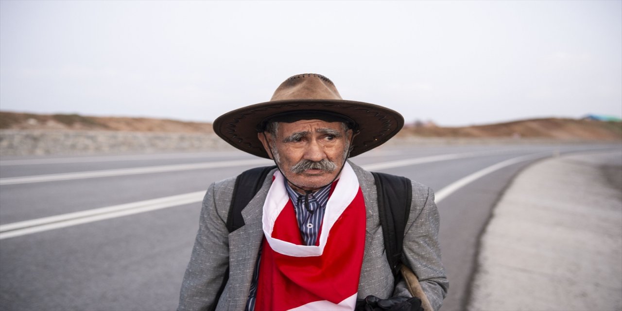 Tuncelili "Robinson Ziya"dan Türk bayrağı eşliğinde şiddete karşı yürüyüş