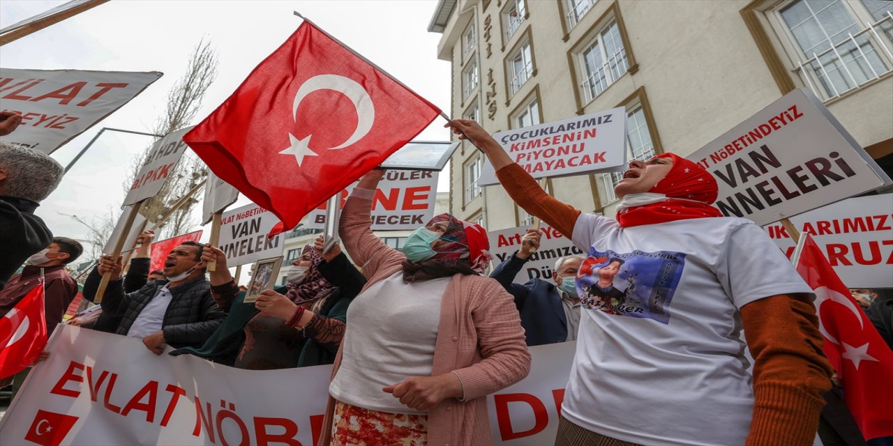 Diyarbakır annelerinden çocukları dağa kaçırılan Vanlı ailelere destek