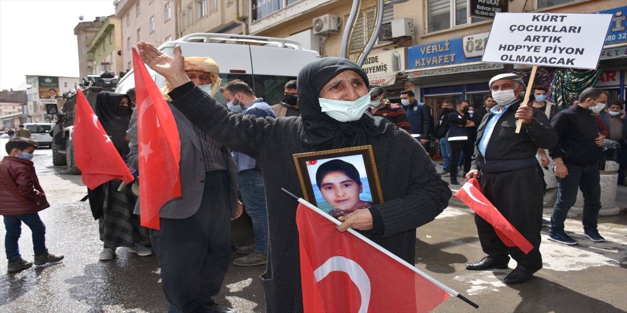 Hakkari'de terör mağduru aileler HDP İl Başkanlığı önünde eylem yaptı